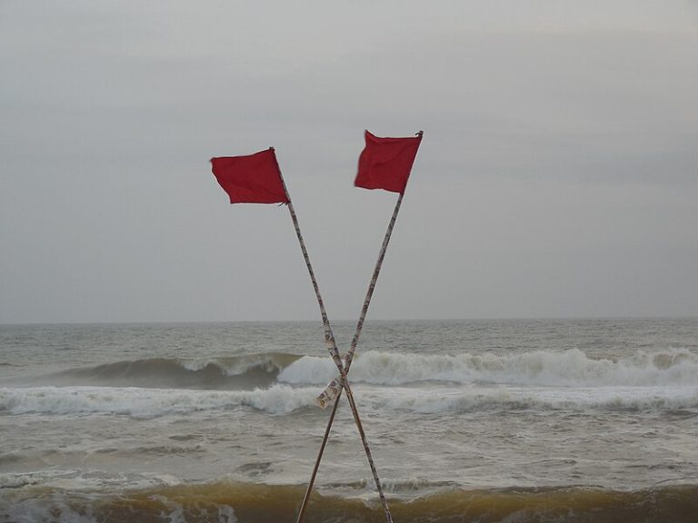 Shankumugham_Beach_High_Tide_Warning_Trivandrum